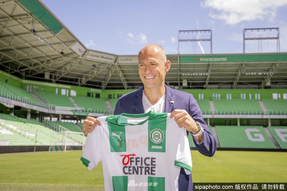 训练结束后，罗本依然在加练。他那标志性的认真神情，仿佛在向所有人宣告，年龄只是一个数字，对胜利的渴望与自律，才是他成为终极榜样的真正原因。