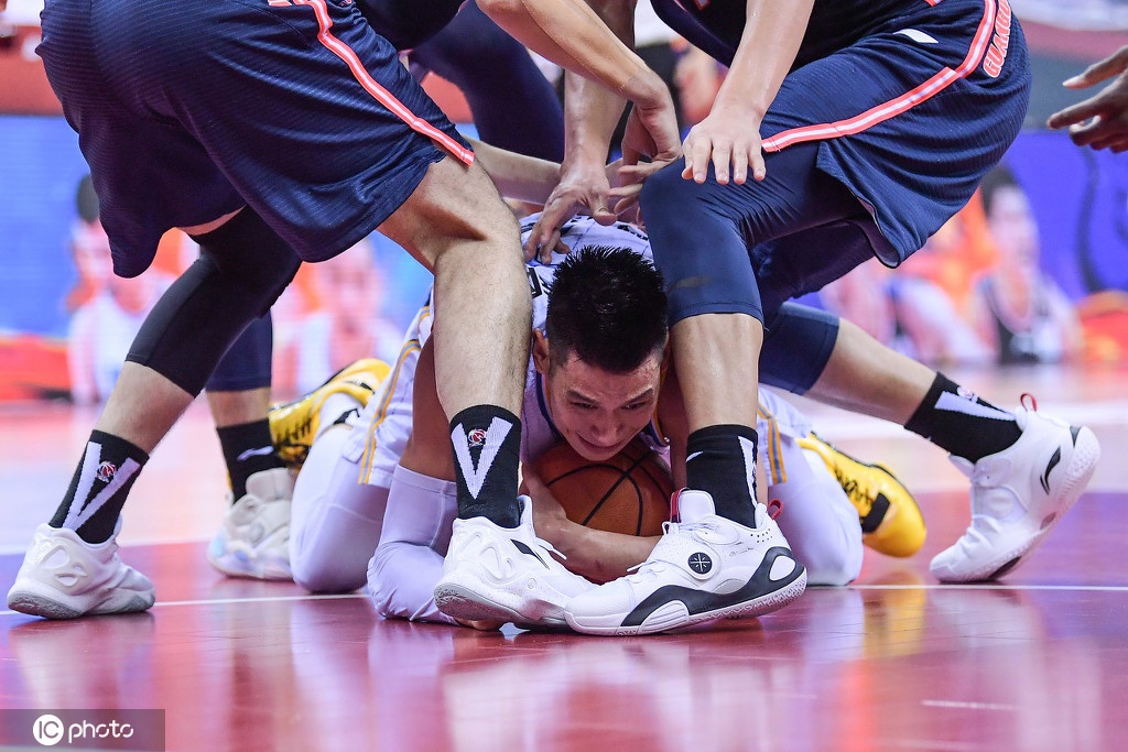 朱彦西迎着防守人高高跃起，投出决定比赛走向的关键三分，全场目光聚焦于篮球在空中划出的那道彩虹弧线。