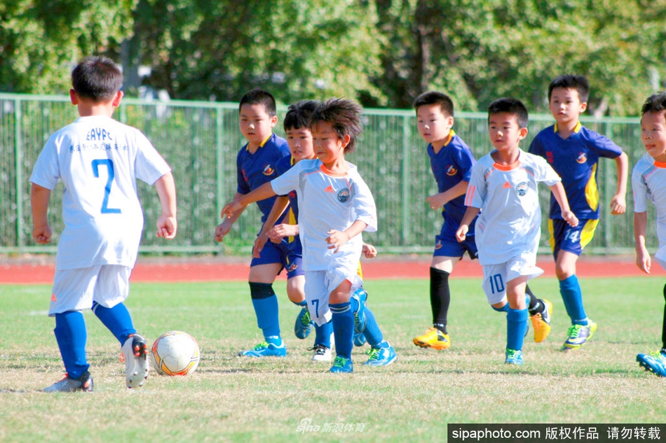 还是稚嫩！布朗尼一条龙反击上篮 遭遇维金斯追身钉板大帽