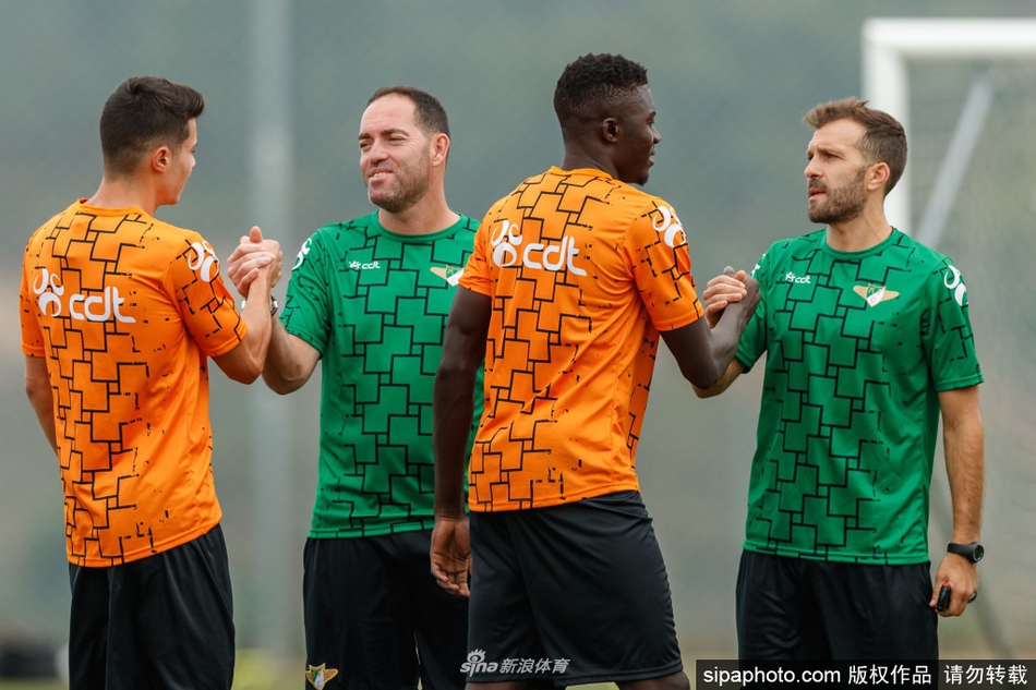 莫雷伦斯球员在教练指导下进行高强度分组对抗，绿茵场上尘土飞扬，全力冲刺瞬间