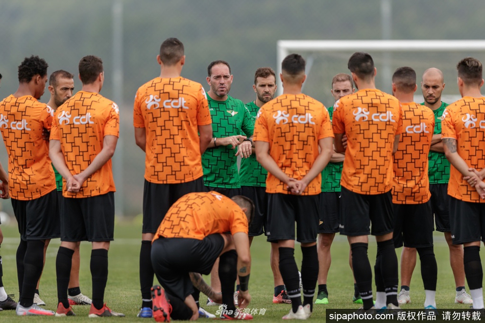 多名莫雷伦斯球员正在进行快速传接球练习，脚下动作敏捷，足球如同精灵般在草坪上穿梭