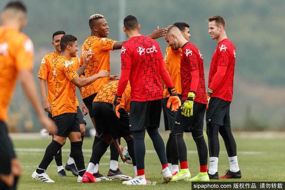 夕阳余晖洒在训练场上，莫雷伦斯球员结束训练后放松拉伸，背影坚毅而充满力量