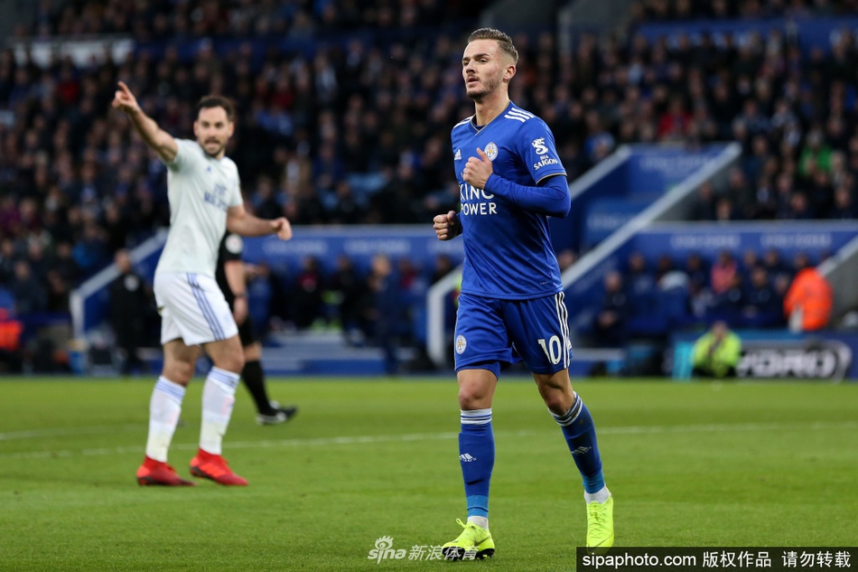 比赛中，麦迪逊身披蓝狐战袍，在中场轻巧地摆脱对方防守球员