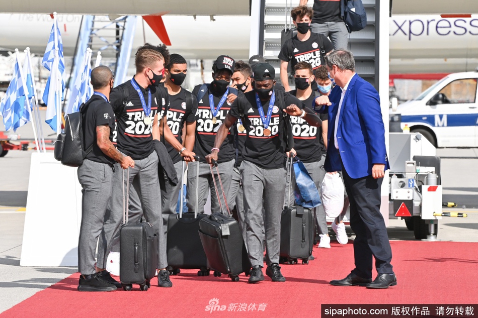 安联球场上空绽放出绚烂的红色礼花，拜仁众将围绕三座冠军奖杯合影留念，将这段独一无二的三冠王记忆永远定格。