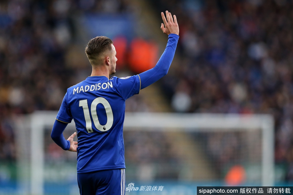 进球后的麦迪逊握拳怒吼，与王权球场沸腾的球迷看台遥相呼应