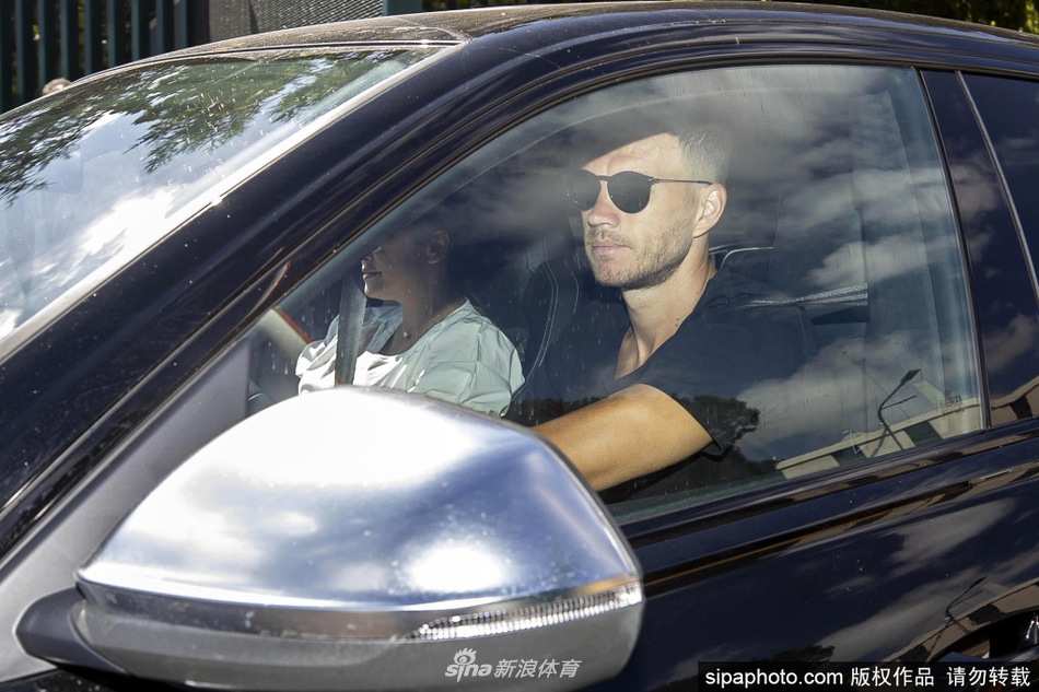 年轻小将扎尼奥洛在车内摇下车窗，微笑面对镜头，准备进行入营前的首次检测