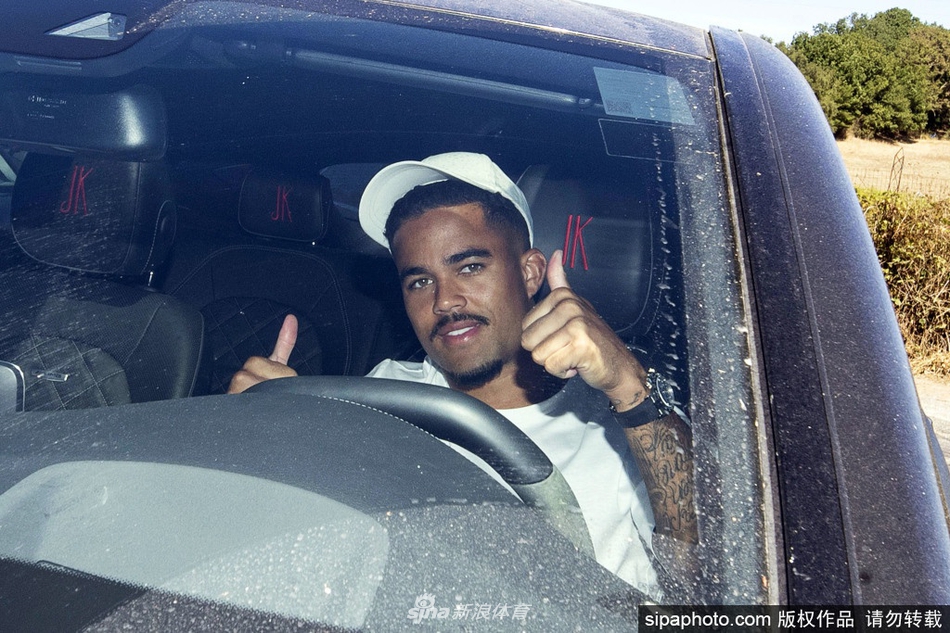 罗马总经理蒂亚戈·平托在基地外短暂停留，向远处的记者挥手致意，神情严肃而充满期待