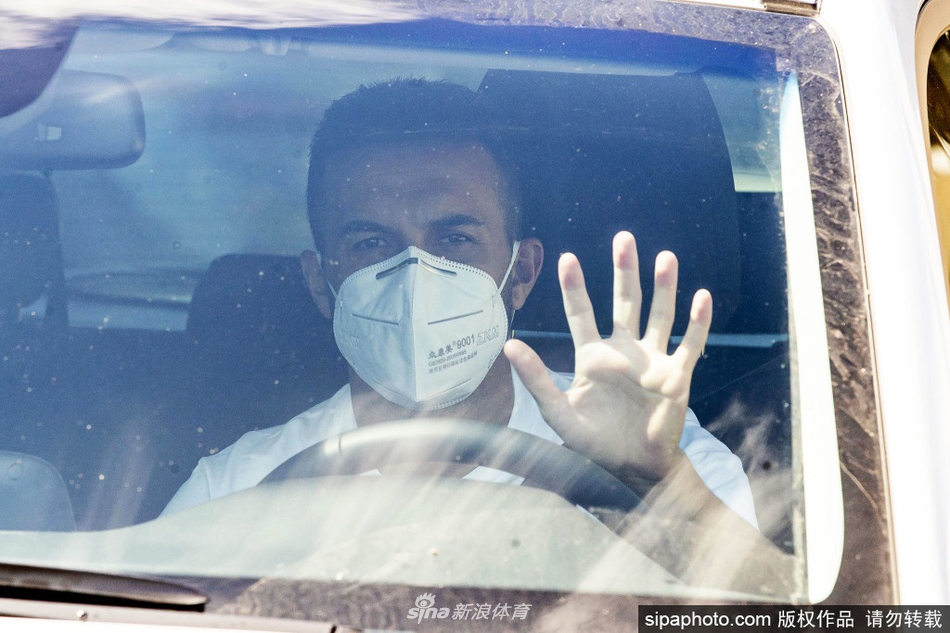 队医组身着全套防护服，手持采样工具，专注地为一名罗马球员进行鼻咽拭子采样