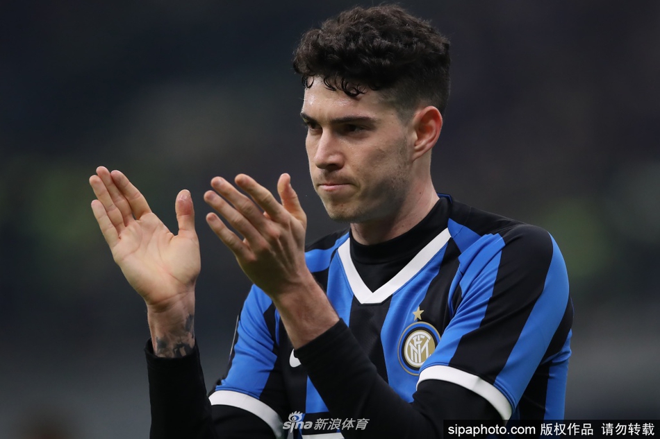 巴斯托尼在赛场上露出自信的微笑，双手叉腰，身后的看台上是模糊的欢呼人群，定格下年轻战士的从容