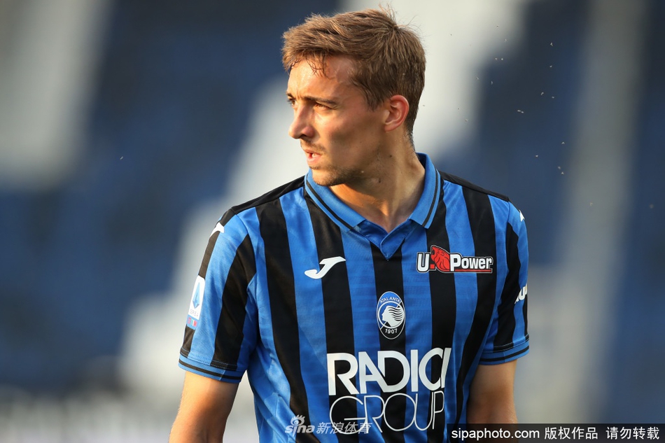 身披莱斯特城战袍的卡斯塔涅在镜头前展露自信微笑，蓝色的新战袍映衬着他即将开启的英超征途。