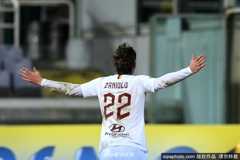 扎尼奥洛坐在担架上，用球衣蒙住自己的头，不愿让人们看到他夺眶而出的泪水。他紧握的双拳和僵硬的腿部线条，透露着内心的不甘与对伤势的深深恐惧。