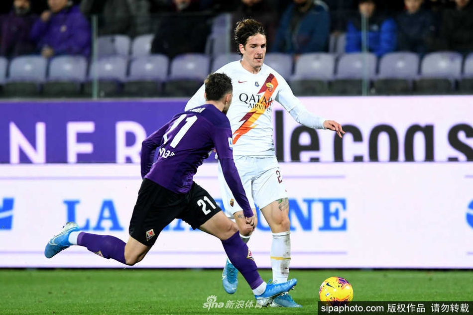 队医迅速进场，神情严峻地为躺在草皮上的扎尼奥洛进行检查，球员的球衣被掀起一角，眼神中透露出无助与恐慌，这一刻，时间仿佛被冻结。