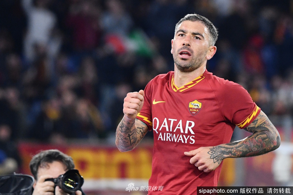 训练场上，科拉罗夫全神贯注，右脚绷直，正准备用他标志性的左脚轰出一记势大力沉的射门，球衣上的汗水清晰可见。