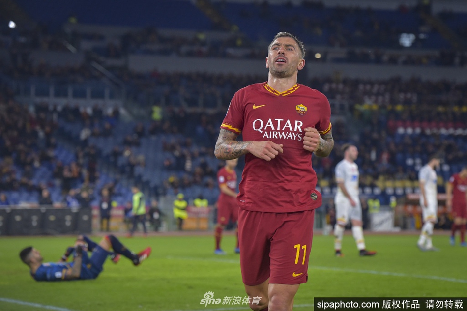 在俱乐部亮相仪式上，科拉罗夫微笑着展示他的新国米球衣，背景是蓝黑色的队徽，仿佛在诉说一段崭新传奇的开始。