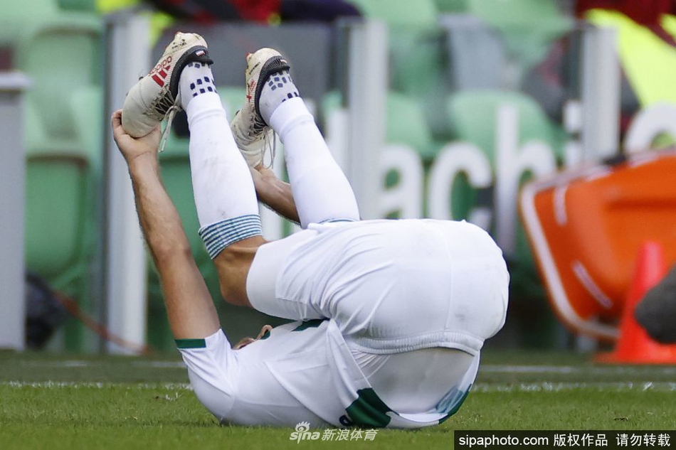 看台上的球迷们举起双臂，用掌声和关切的目光送别因伤退场的罗本，他们的支持是对这位回归游子最好的慰藉。