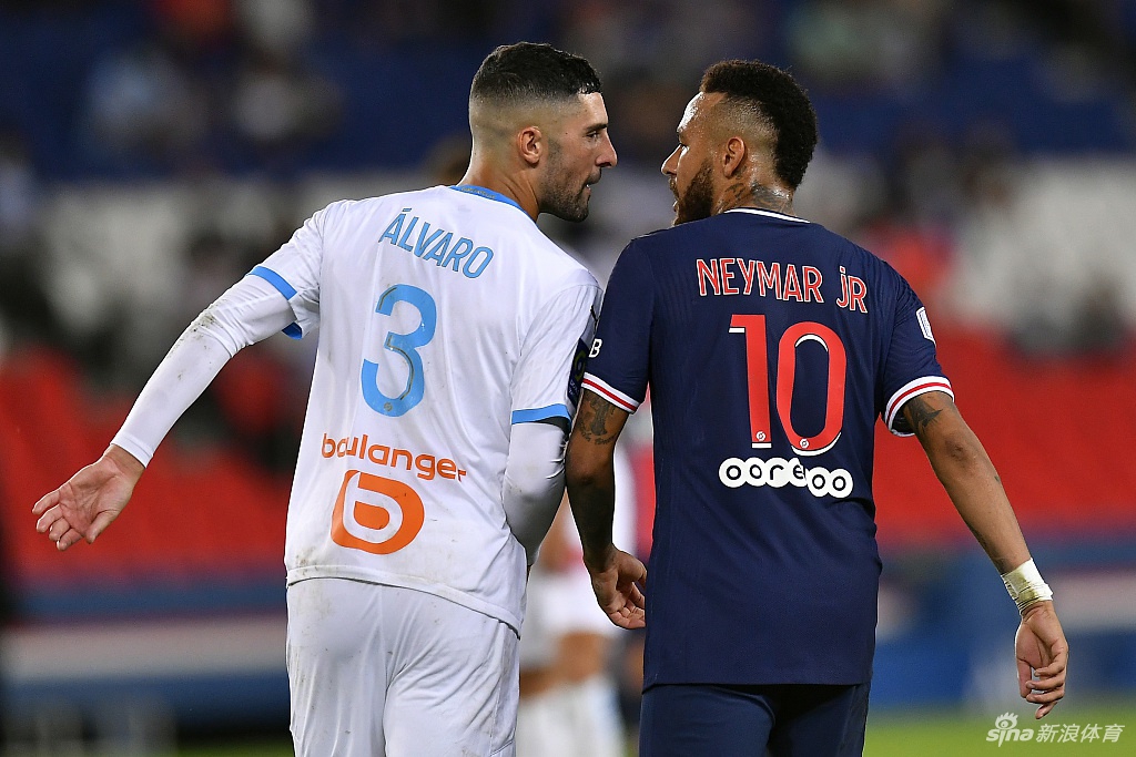 冲突爆发的瞬间，双方球员纠缠在一起，有人怒目而视，有人伸手推搡，混乱的场面如同被点燃的火药桶，空气中弥漫着紧张的气息。