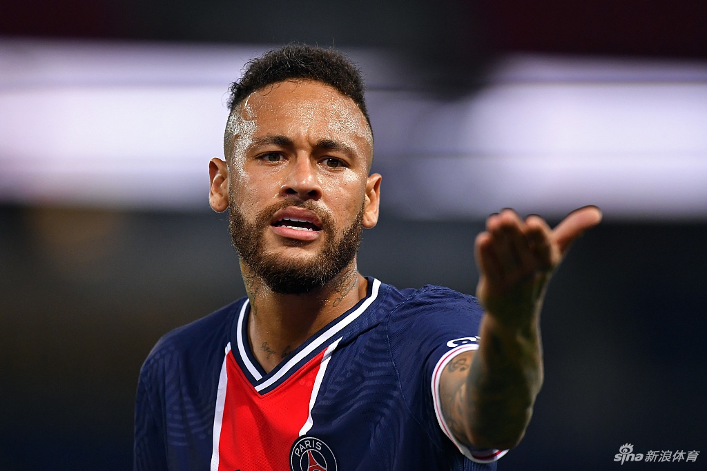 内马尔染红离场，眼神中充满了不甘与愤怒，在队友的陪伴下走向球员通道，背后是王子公园球场刺眼的灯光和对手庆祝的身影。