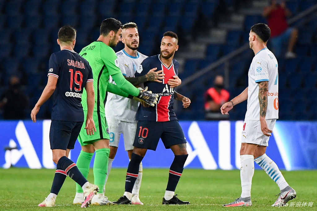 内马尔蹲坐在球场草地上，眼神空洞地望着远方，与周围庆祝的马赛球员形成鲜明对比，此刻的他既是暴力行为的施害者，也是言语暴力的受害者。