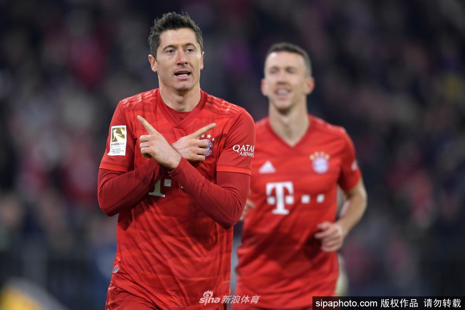 莱万在安联球场完成破门后，与队友阿拉巴击掌相庆，眼中燃烧着对胜利的渴望