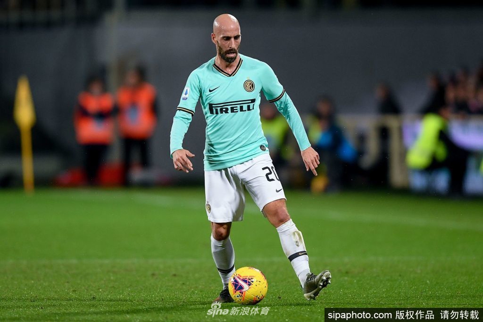 签约完成后，巴莱罗与佛罗伦萨俱乐部官员并肩而立，共同向镜头展示手中的6号球衣。他的笑容温暖而从容，这一刻的定格，标志着一段全新旅程的浪漫起点。