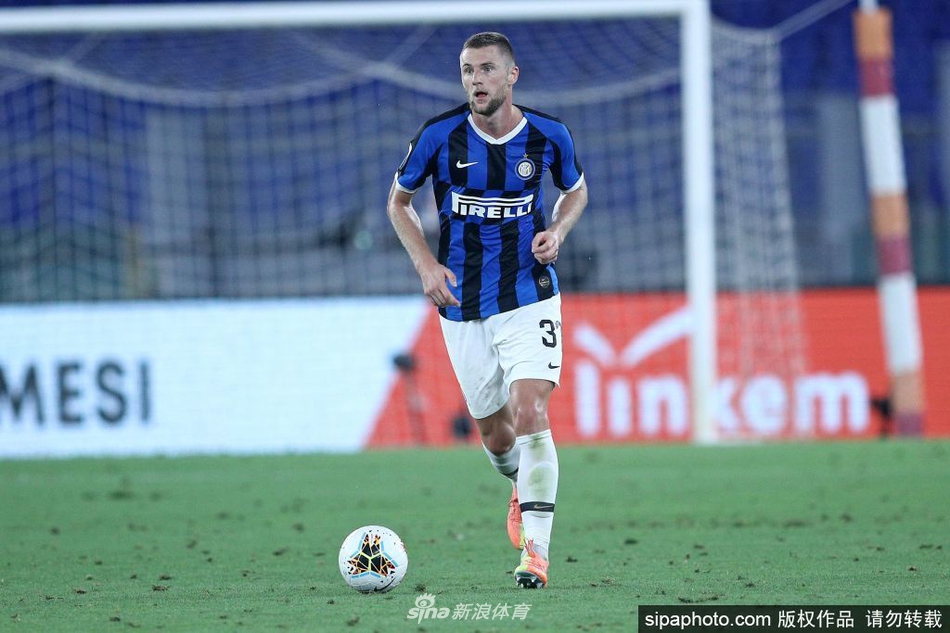 训练场上的什克里尼亚尔面带微笑进行有球练习，隔离期仍心系球队