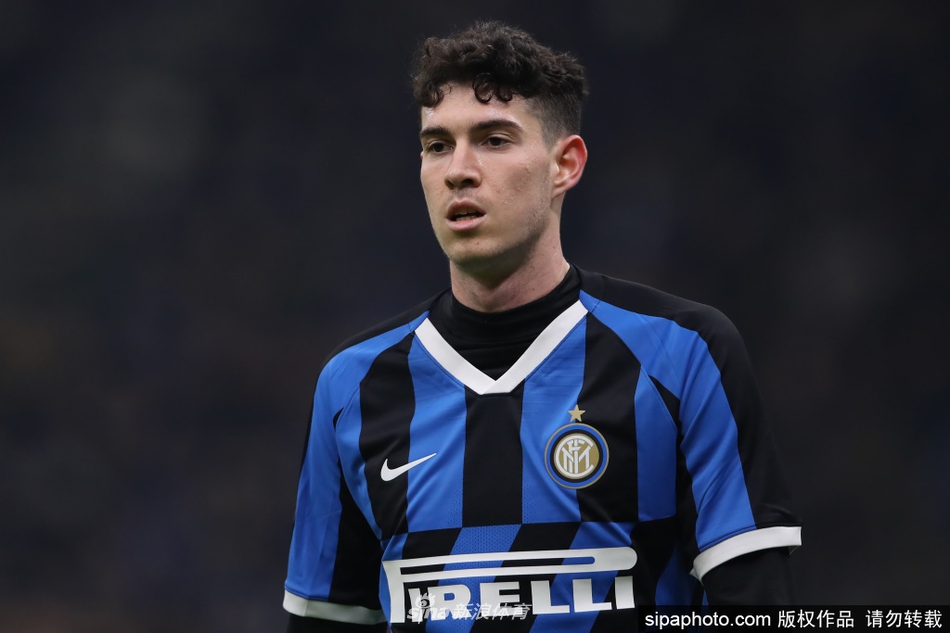 巴斯托尼身披蓝色战袍在比赛中奋力拼抢，与对手形成激烈对抗，汗水在阳光下清晰可见