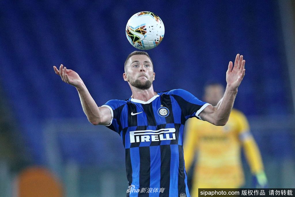 比赛中什克里尼亚尔奋力拼抢，坚毅表情展现他誓言战胜病毒回归赛场的决心