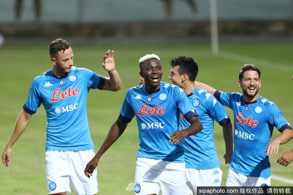 在那不勒斯的训练中心内，几名穿着训练背心的球员并未进行常规的有球训练，而是围成一圈坐在草坪上，队长因西涅摊开双手，表情既无奈又激动，仿佛在向队友们解释着场外这场无硝烟战争的最新进展。