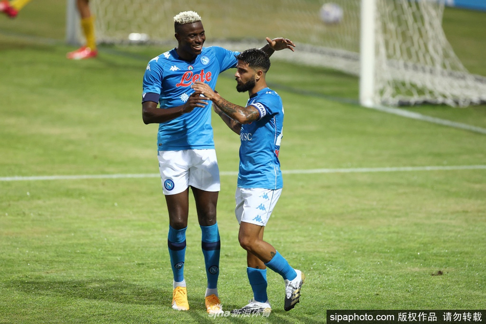 夕阳余晖洒在那不勒斯空荡荡的主场看台上，红色的座椅汇成一片沉默的海洋，但正中央一面巨大的队旗被风吹得猎猎作响，仿佛在宣告即便遭遇不公，这座城市的足球之魂从未屈服。