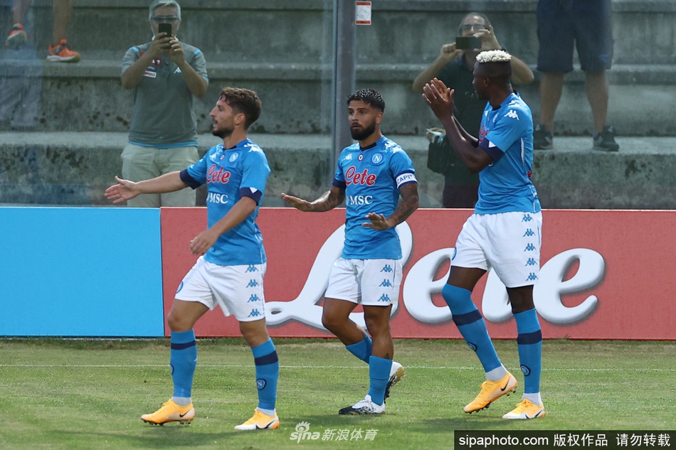 镜头聚焦在那不勒斯俱乐部总部外，阴沉的天空下，俱乐部工作人员神色凝重地将一叠厚厚的白色封皮文件装进公文包，那正是提交给体育法庭的上诉书，仿佛承载着整个城市的怒火与不甘。