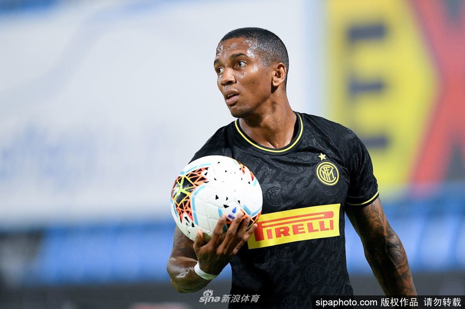 阿什利·扬身披国际米兰战袍，在空荡的梅阿查球场中凝神静气，眼神中充满对胜利的渴望，却不知病毒已悄然逼近。