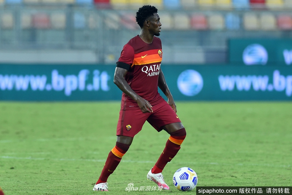 迪亚瓦拉在比赛中全神贯注，面对对手的逼抢试图转身摆脱，画面定格在他充满爆发力的启动瞬间