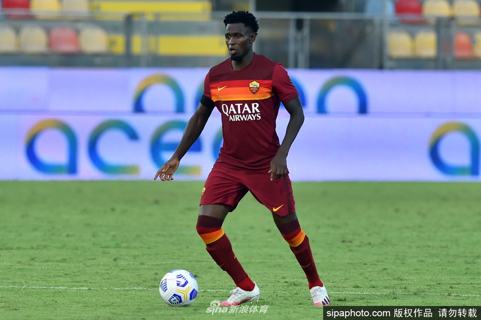 迪亚瓦拉身披罗马战袍，在训练中目光坚毅，汗水浸湿了球衣，彼时的他还不知即将面临一场无声的战役