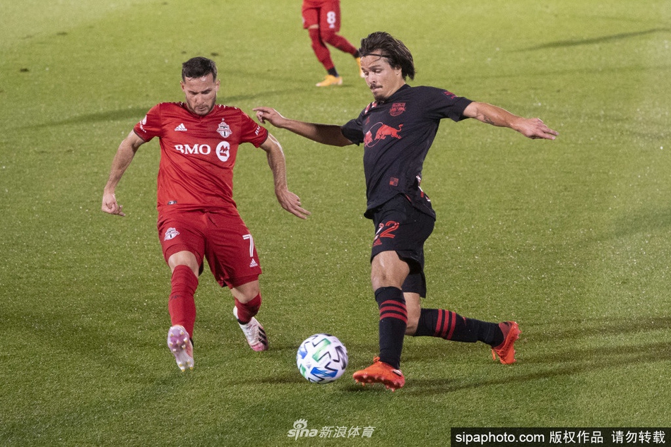 多伦多FC中场核心亚历杭德罗·庞齐乌在禁区内冷静推射点球，皮球应声入网，对方门将望球兴叹，为球队首开纪录的瞬间。