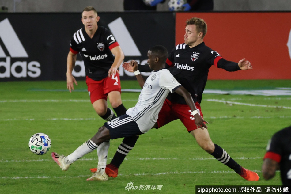 亚米尔·阿萨德主罚点球瞬间，他眼神坚定，助跑后冷静推射，帮助球队将比分反超，点燃了全队逆转的希望。