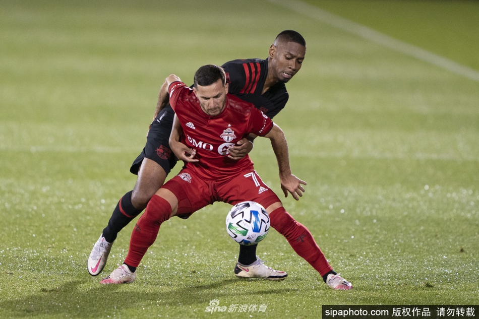 进球后的卡登·克拉克被纽约红牛队的队友们紧紧围住，大家激动地拍打着这位年轻的英雄，庆祝这粒金子般的进球，场边是神情略显失落的对手。