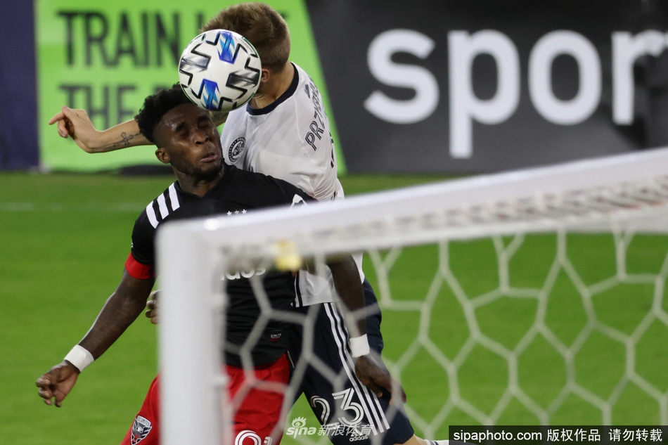 费城联合的球员们在进球后围在一起庆祝，客队同样展现了强大的心理素质，在最后时刻扳平比分，带走宝贵的一分。