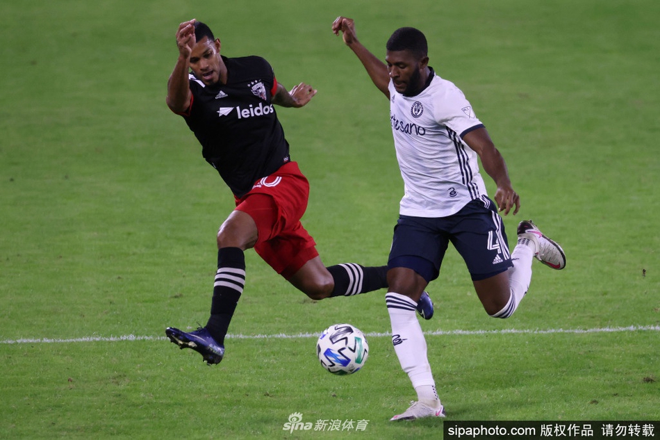 多诺万·皮内斯在人群中高高跃起，以一记势大力沉的头球攻破费城联合球门，为华盛顿联扳平比分，成为全场焦点。