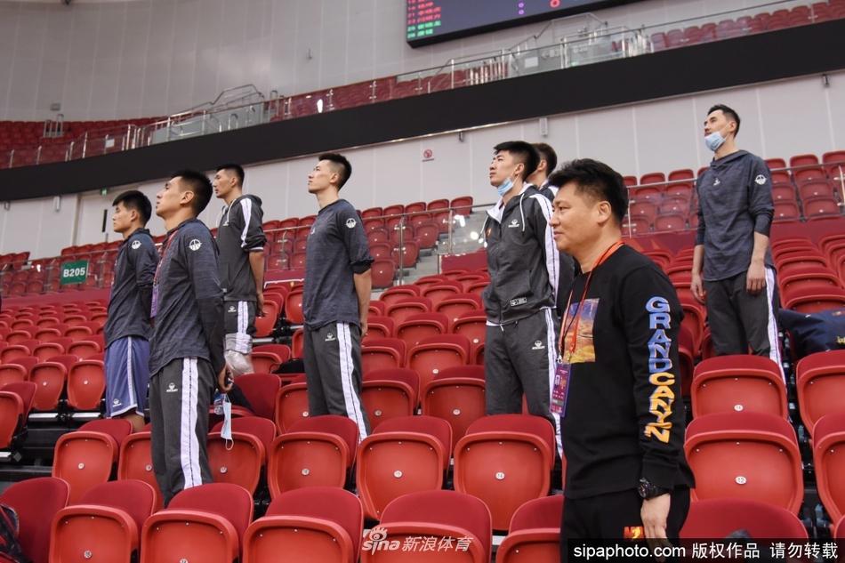 镜头拉近，可以看到球员们时而交头接耳低声交流，时而托腮沉思，他们眼中的光芒透露着对胜利的渴望，仿佛要将场上每一个细节都刻在脑海里。