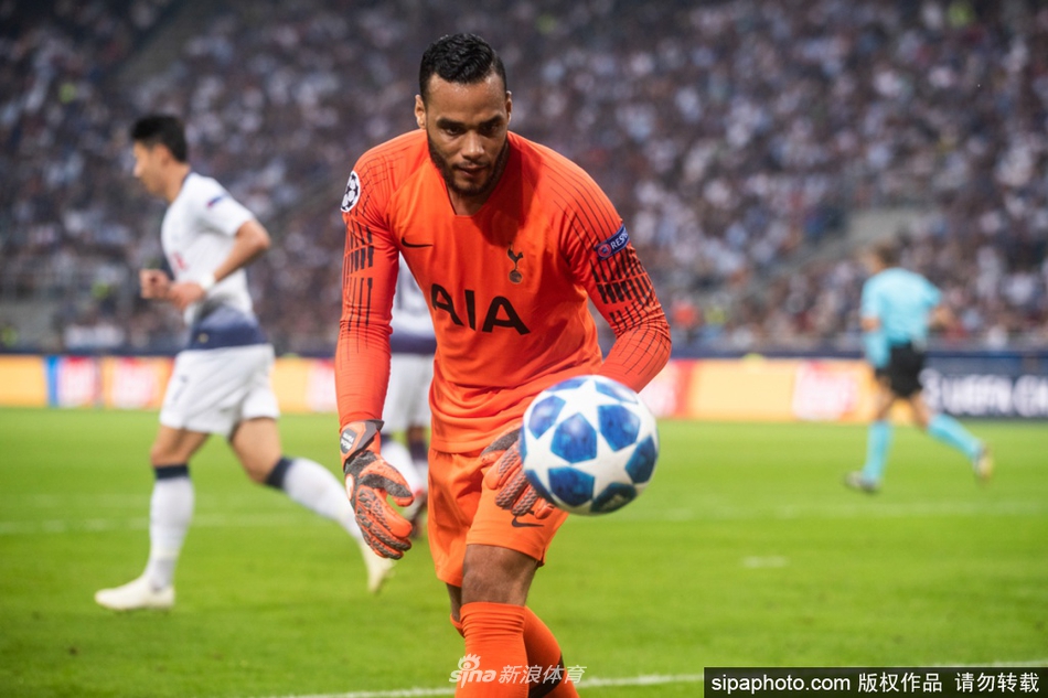 身披橙衣军团的战袍，沃尔姆在球门前高高跃起，指尖几乎触碰到了横梁。阳光下他的身影格外坚定，这不仅是扑救，更是对祖国荣誉的捍卫。