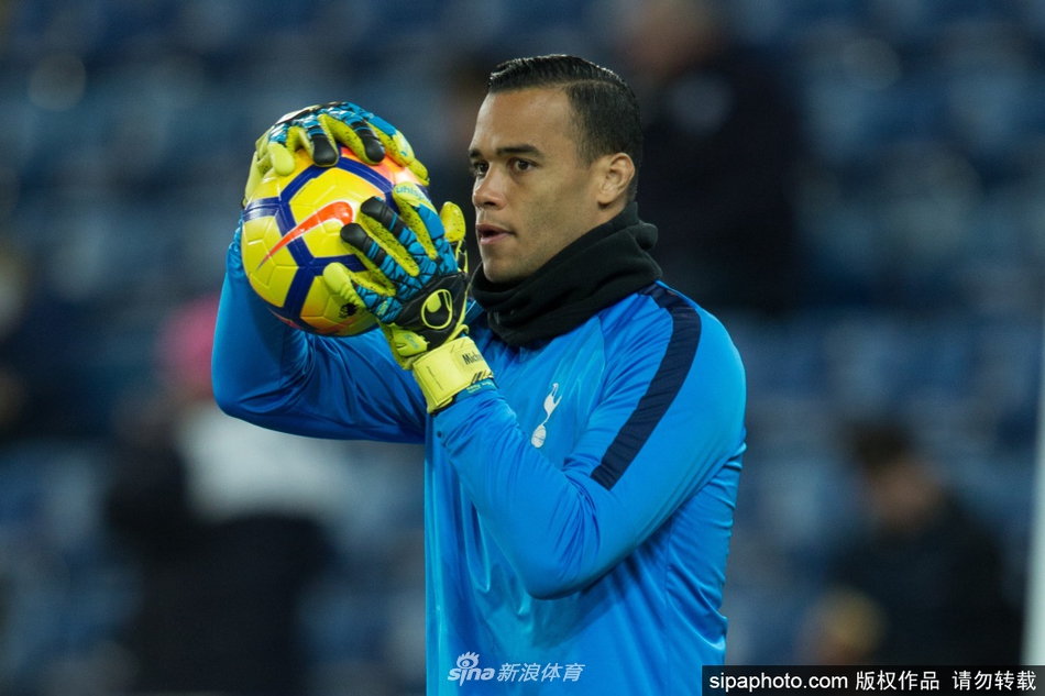 沃尔姆在赛场上全神贯注，他身姿低伏，双眼如鹰隼般锐利地盯着皮球，仿佛在无声地告诉对手：这里的禁区，由我守护。