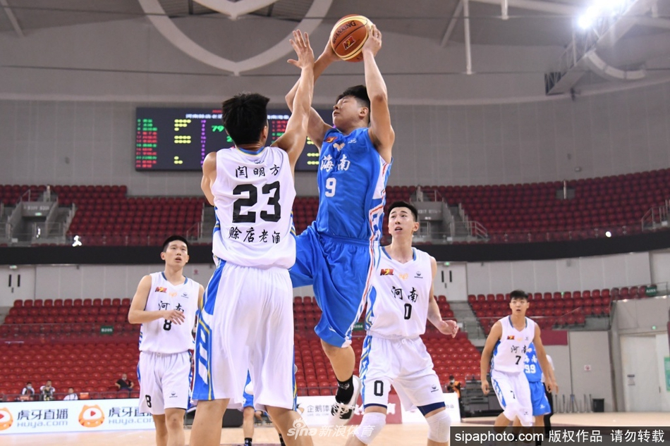 裁判哨响瞬间,河南队教练组全员起立为精彩进球鼓掌,替补席球员挥舞毛巾气氛热烈。