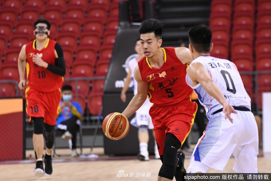 武汉赛区的灯光璀璨夺目，佛山功夫小子队身穿深色战袍蓄势待发，球员们眼神坚毅地围成一圈，仿佛在宣告青春力量的强势崛起。