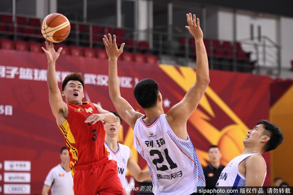 终场哨响瞬间，佛山功夫小子的球员们在中圈激情拥抱庆祝胜利，而身后的长沙金健米业队员则双手扶膝低头不语，遗憾的背影与欢腾的彩带形成鲜明对比。