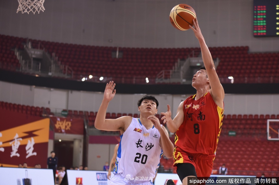 裁判与双方队员在篮下争抢球权时身体对抗激烈,比赛火药味十足令人窒息