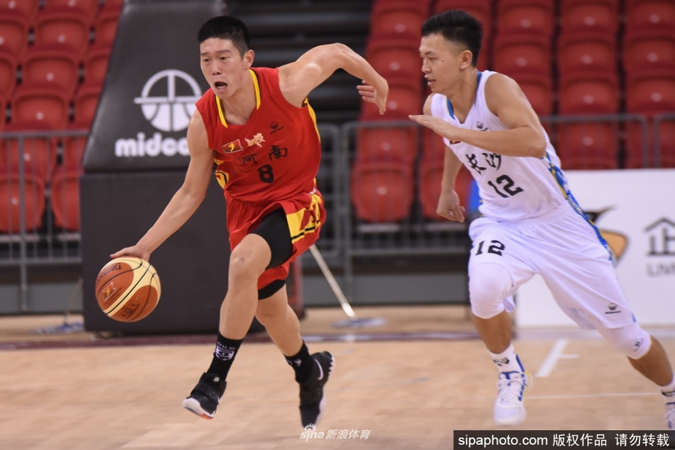 湖南队中锋在河南队内线完成一次势大力沉的双手灌篮,瞬间点燃了替补席的激情