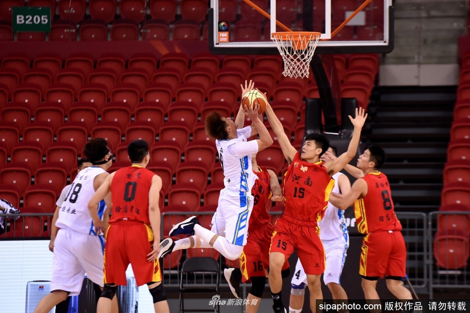 河南赊店老酒队的核心后卫在多人包夹下强行突破,眼神中透露出不屈的斗志