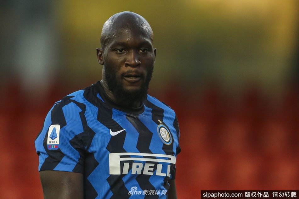 卢卡库在队医陪同下神情低垂，左腿缠着厚重冰袋缓步走回更衣室，步伐中透露出无尽的遗憾与疲惫。