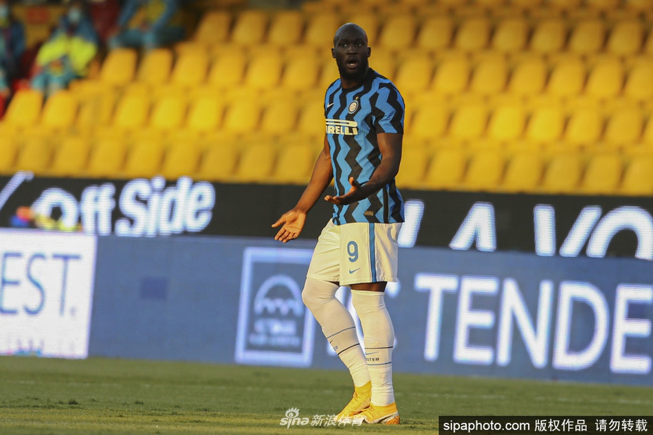 训练场上，失去主心骨的国米队友们面色凝重，劳塔罗低头不语，佩里西奇目光望向远方，空气中仿佛弥漫着对未来的不确定。