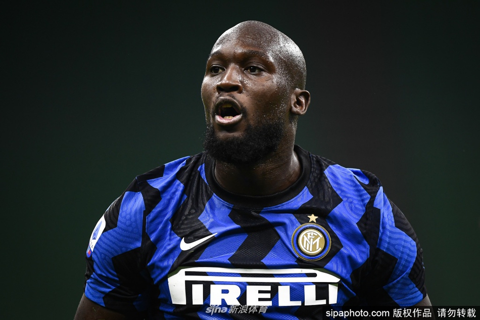 主帅孔蒂在场边紧锁双眉，双手插兜陷入沉思，面对突如其来的伤病难题，他的战术板需要一次关键的重新书写。